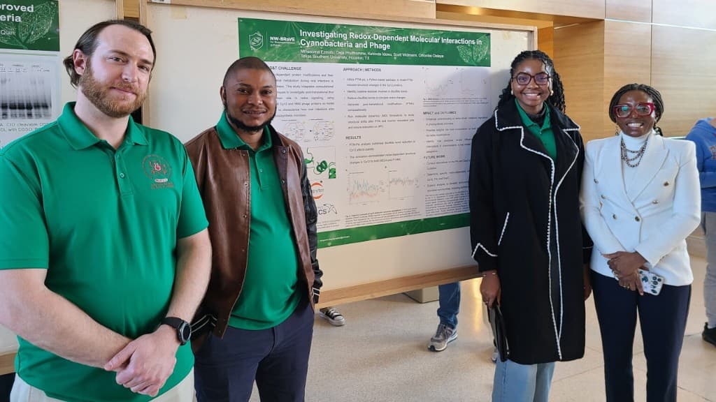 Student and mentor team presenting cyanobacteria and phage redox research with NW-BRaVE at PNNL